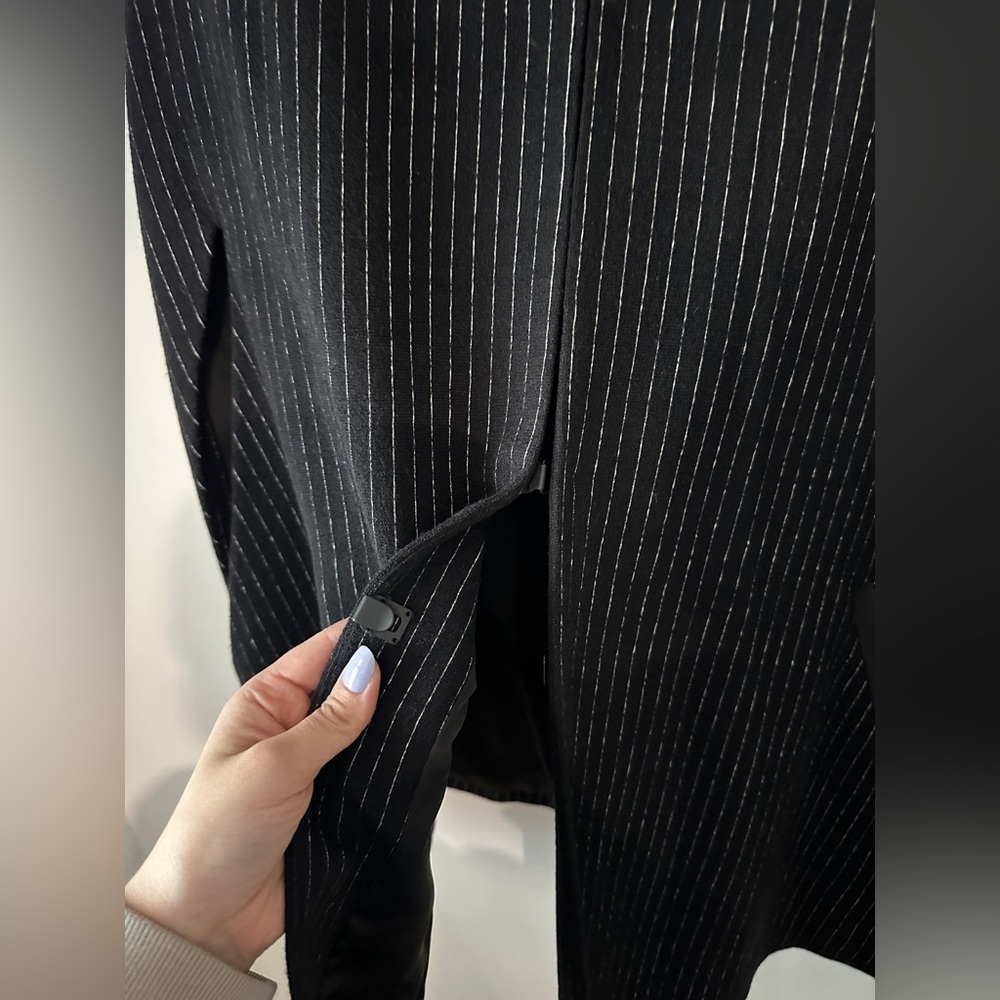 Alice & Olivia Elegant Black Striped Cape Coat with leather trim. Size small - Picture 5 of 9